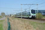 VIAS ET25 2304 als Zug 20021 von Arnhem Centraal nach Düsseldorf Hbf, unter Niederländischer Fahrleitung bei Groessen am 07.04.2025.