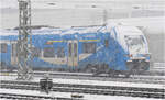 Starker Schneefall in München - 

Die Witterung stärkt den Weißanteil des im Bereich der Donnersberger Brücke abgestellten weiß-blauen Desiro HCs.

19.02.2026 (M)