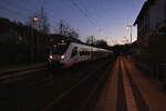 Im letzten Licht des Tages ist der 6442 408 am Abend des 13.2.2023 bei der Druchfahrt in Neckargerach zusehen als RE10a nach Mannheim.