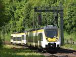 Aus Richtung Lindach kommt ein Abellio RE 10a nach Heilbronn Hbf durch Zwingenberg Neckar am Montagnachmittag den 18.5.2020, das Führungsfahrzeug ist der 8442 110.