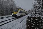 So nun noch gleich den RE10a nach Heilbronn im Nachschuß wie er durch das verschneite Neckargerach gen Neckarelz fährt, den Zugschluß bildet der 8442 803 am Freitag den 7.1.2022