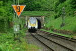 Aus dem Michaelsberg-Tunnel kommt ein RE 10a nach Heilbronn Hbf in Binau durchgefahren.