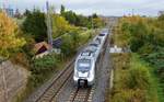 Abellio 442 616 Re Kassel Wilhelmshöhe - Halle / Salle am 03.10.2019 an der westlichen Einfahrt des Bahnhofs Nordhausen.
Vor 4 Jahren sah das noch so aus:
 https://www.bahnbilder.de/bild/deutschland~e-loks~br-143/888808/143-896-9-verlaesst-mit-regionalexpress-nach.html
Vor 12 Jahren so aus etwas nderer Perspektive:
https://www.bahnbilder.de/bild/deutschland~bahnhoefe-l---q~nordhausen/665176/die-westliche-einfahrt-in-den-bahnhof.html
