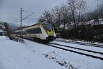 Auf Dienstfahrt ist der Abellio 8442 115 am Mittwochnachmittag in Neckargerach gen Binau fahrend. 27.1.2021