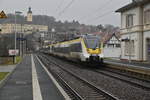 Nachschuß auf den Abellio RE10a nach Mannheim in Gundelsheim, es sind die Triebwagen 8442 121 und 8442 610 am 2.2.2021
Im Hintergurnd ist Schloß Horneck zusehen.