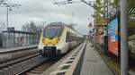 Als Ersatz für die entfallende Linie RE73 verkehrt die Linie RE17b wieder über Bad Schönborn-Kronau und Wiesloch-Walldorf hinaus bis nach Heidelberg Hbf.
So auch hier im Bild die BR 8442 der SWEG Bahn Stuttgart als RE17b (19642) nach Heidelberg Hbf bei seinem Zwischenhalt in Bad Schònborn-Kronau auf Gleis 1.
Aufgenommen am 26.11.2023 um 08:44 Uhr.