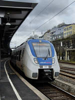 Der National Express-Elektrotriebzug 354 bei der Abfahrt vom Hauptbahnhof Wuppertal.