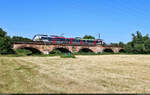 Der für die Südharz- und Kyffhäuser-Region werbende 9442 112 (Bombardier Talent 2) durchquert die Saaleaue bei Angersdorf.