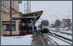 Während rechts schon erste Arbeiten für den Umbau des Bahnhof Lutherstadt Eisleben erfolgen, präsentieren sich die Gleise 1 und 2 am 01.02.2026 noch im ursprünglichen Zustand. Im Anbau des Empfangsgebäudes ist die Aufsicht untergebracht, die aufgrund des Zwischenbahnsteigs erforderlich ist. 9442 106 ist aus Halle (Saale) angekommen und wird in Kürze weiter nach Sangerhausen fahren. Rechts sind im Hintergrund noch das Stellwerk W1 und der alte Wasserturm erkennbar.
