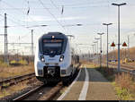 Nachdem die RB75 nach Lutherstadt Eisleben ihren baubedingten Startbahnhof Angersdorf auf Gleis 3 verlassen hat, kann dort der entgegenkommende 9442 118 (Bombardier Talent 2) einfahren.