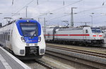 Zwei relativ neue Gesichter auf NRW-Gleisen: ET 875 von National Express, abfahrbereit als RE 7 nach Krefeld, und 146 553-3 mit IC2 Norddeich - Köln in Rheine am 7.4.16.