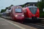 Zwei Triebwagen die unterschiedlicher nicht sein können treffen hier in Büttgen aufeinander...Thalys 4346 nach Paris und der 1440 817-3 nach Dortmund über Hagen.