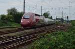 Aus Köln kommend ist hier der Thalys 4307 bei der Durchfahrt in Grevenbroich zu sehen
der auf seinem Weg nach Paris immer noch ungeleitet ist. 9.8.2015