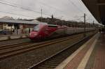 Mit hoher Geschwindigkeit donnert der Thalys 4306 hier durch die Schnellfahrgleise des Bahnhofs Horrem.