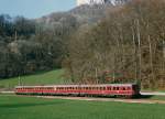 OeBB/SVG: Während den Jahren 1986 bis ca. 1992 stand der BDe 4/12 204 (1935) ex DB ET 25 bei der Oensingen Balstal Bahn im planmässigen Dienst. Im Jahre 1993 wurde dieser historisch wertvolle Zug nach Stuttgart verkauft. Zur Zeit bereichert das schön aufgearbeitete Fahrzeug die Fahrzeugsammlung der Eisenbahn-Erlebniswelt Horb am Neckar. Die Aufnahme entstand im Mai 1991 im Maiacker auf der Fahrt nach Oensingen.
Foto: Walter Ruetsch  