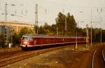 Im Regelbetrieb fuhr der Triebwagen des Ruhrgebiets, der ET 30 mit einem Mittelwagen. Erst als Museumstriebwagen am Ende seiner Laufbahn erhielt der letzte seiner Zunft einen zweiten Mittelwagen. Hier kommt er von Witten in den bochumer Hauptbahnhof, um weiter zur Fahrzeugschau  150 Jahre deutsche Eisenbahn  nach Bochum-Dahlhausen zu fahren. Die Aufnahme entstand in der Zeit vom 3. bis 13. Oktober 1985.