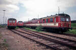 ET 455 402 und zwei weitere Triebwagen dieser Baureihe am 18.11.1984 auf dem östlichen Abstellgelände des Bw.