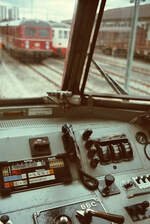 Fahrerplatz eines ET 56 (DB-Baureihe 456) bei einer Feier des BDEF auf dem Areal neben dem Stuttgarter Hauptbahnhof (Containerbahnhof), 31.05.1984
