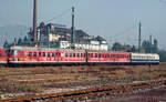 Das besondere Bild: Die Garnitur 456 403 (rot) mit Mittelwagen und 456 106 (blau/beige) rückt nach der allerletzten fahrplanmäßigen Fahrt dieser Baureihe von Neckarelz nach Heidelberg am 31.05.1986 in das Bw. Heidelberg ein. Bahnler haben den kompletten ET u. a. mit  34 Jahre ET 56 ,  Neckartal ADE , Tschüss Neckelz  und  Letzte Fahrt 31.05.1986  bemalt. 