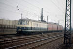 456 106 in b/b mit rotem Mittelwagen und zweitem Triebkopf am 08.03.1986 aufe der Strecke zwischen Mannheim und Heidelberg kurz vor dem Bf. Heidelberg-Wieblingen.