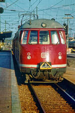 Triebkopf 456 103 am 09.03.1986 im Hbf. Heidelberg bei der Ausfahrt in Richtung Mannheim.