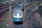 Von einer Straßenbrücke aus fotografiert: ET 456 406 - noch komplett in b/b - nähert sich am 11.08.1985 aus Richtung Mannheim dem Hbf. Heidelberg.