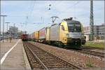 ES64U2-011 der TX LOGISTIK,NetLog Verkehrssysteme und ARS Altmann, durchfhrt mit dem  DHL-Zug  von Lbeck Skandinavienkai nach Verona, den Bahnhof Mnchen Ost.