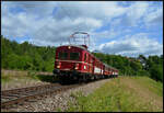 Ikone des Stuttgarter Vorortverkehrs - ET 65 005: Nach rund 11 Jahren Stillstand kehrte am 14. Juni 2026 ein echter Veteran schw�bischer Eisenbahn – der Elektrotriebwagen 465 005-7, genannt der „Rote Heuler“ – in Stuttgart auf die Gleise zur�ck. Der historische ET 65 nahm nach abgeschlossener Revision den Betrieb in der baden-w�rttembergischen Landeshauptstadt wieder auf und verkehrte insgesamt sieben Mal vom Hauptbahnhof �ber die Panoramabahn nach Stuttgart-Vaihingen und zur�ck. Hier kommt der ET auf dem Gegengleis durch Stg.-�sterfeld.