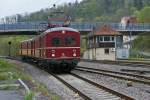 SVG: 1. Abschiedsfahrt mit dem  Roten Heuler  ET 65 zur Eisenbahn-Erlebniswelt Horb am Neckar.
Mit der Elektrifizierung der Hauptstrecke Stuttgart-Ulm im Jahre 1933 wurde auch in Würtemberg eine neue Aera im Eisenbahnverkehr beschritten. Für die Elektrifizierung der Vorortstrecken rund um Stuttgart entwickelte die Maschinenfabrik Esslingen (ME) einen neuartigen Trieb und Steuerwagen für die Deutsche Reichsbahngesellschaft (DRG). Zunächst noch als Baureihe elT 12 und elS 22 bezeichnet, später dann als ET/ES 65 Baureihe 465 (865).
Ueber 45 Jahre lang, von 1933 bis 1978, haben die  filigranen Schwaben  der Baureihe ET 65 Millionen von Fahrgästen zur Arbeit, zur Schule und zu Freizeitaktivitäten begleitet. Die  Roten Heuler  aus Esslingen haben verkehrsgeschichte geschrieben ! Erst 1978 wurde mit der Baureihe 420 ein Nachfolger ins Rennen geschickt und die ET 65 kamen in den verdienten Ruhestand. Das  Knacken und Zischen  der  Roten Heuler  ist aber bis heute unvergessen.
2006/2007 hat die SVG beide Fahrzeuge wieder in Betrieb genommen. Nach rund 8 Jahren im Sonderzugsverkehr fährt der ET 65 nun erneut in den Ruhestand, da eine weitere Hauptuntersuchung sehr teuer ist. Sonderzug bestehend aus dem 465 065-7 und dem 865 611-7 bei der Einfahrt in den Bahnhof Horb mit passendem Stellwerksgebäude.
Foto: Walter Ruetsch