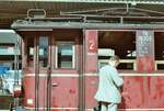 Der Eisenbahnfan vor dem ET 183 05 DB (zuvor LAG Nr. 505), der sich  auf einer Feier der DB  auf dem Areal des Stuttgarter Hauptbahnhofs am 11.09.1983 befand, schrieb sich sogleich die Nummer des unrestaurierten ETs auf und prüfte sicherlich später nach, welches wertvolle Relikt ihm da begegnet war!