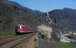 Am 21.04.1984 durcheilen die Triebzüge 456 101 und 102 das frühlingshafte Neckartal bei Zwingenberg.