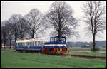 Auf dem Weg nach Harpstedt ist hier am 14.4.1992 die Schöma DHE 9 Lok mit dem ET 491001 unterwegs.