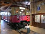 Da mir in Berlin Ostbahnhof ein Zug mit einem historischen ET 167 sprichwörtlich 'durch die Lappen gegangen' gegangen ist, möchte ich hier als Ersatz den in der Fahrzeughalle des Technikmuseums ausgestellen Bankierszug ET 125 001 präse ...