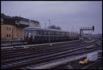 Der Hamburger S Bahn Triebwagen 470427 passiert hier auf der S 1 fahrend am 1.4.1994 den Bahnhof Hamburg Altona.