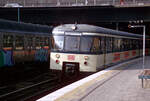 Der Hamburger S-Bahn-Triebwagen 470 114 am 20.04.1996 bei der Ausfahrt aus dem Hamburger Hbf.