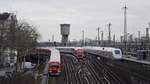 2 S-Bahnen und ein ICE 4 erreichen Hamburg Altona, aufgenommen von einem Parkhaus am 10.1.2019 10:13