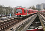  474020-5 erreicht hier am 10.2.2026 um 9.51 Uhr als S 2 nach Pinneberg den Bahnhof Hamburg - Dammtor.