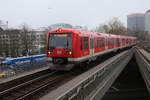 Triebwagen 474118 erreicht hier am 10.2.2026 um 10.08 Uhr als S 2 nach Elbgaustraße den Bahnhof Hamburg-Dammtor.