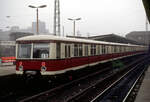 Berliner S-Bahn-Triebwagen 277 173 am 13.11.1990 am S-Bahnhof Warschauer Strße.