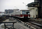 Berliner S-Bahntriebwagen 277 197 am 14.11.1990 am Bahnhof Friedrichstraße.