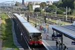 BERLIN, 26.09.2023, Blick von der Brücke Warschauer Straße auf einen Teil des gleichnamigen S-Bahnhofs mit der einfahrenden S3 nach Spandau