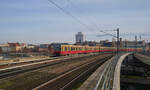 Am 06.10.2025 fuhr 480 541 auf der Berliner S3 in Richtung Spandau unterwegs. In Kürze wird der Hauptbahnhof erreicht.