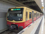 S-Bahn Berlin Linie S45 nach Westend in Flughafen Berlin-Brandenburg Terminal 1-2, 29.11.2020.