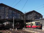 Die redesignten Züge der BR 481/482 kommen so langsam auch auf der Stadtbahn zum Einsatz - hier auf der S5 nach Mahlsdorf kurz nach der Ausfahrt aus B-Friedrichstraße
in Form eines Halbzuges - der andere Halbzug war noch im alten Design.

Da so früh im März die Sonne noch tief steht (trotz 11.55 Uhr Ortszeit), bekam die S-Bahn eine volle Breitseite und der Bahnhof selbst lag im Schatten eines Bürohauses.Dort hielt noch ein RE 7 - Doppel auf der Fahrt nach Dessau.

Berlin, der 08.03.2021
