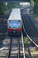 BERLIN, 26.09.2023, S1 nach Oranienburg bei der Einfahrt in den S-Bahnhof Botanischer Garten
