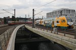 Begegnungen vor dem Berliner Hauptbahnhof. 481 245-9 als S5 von Berlin Spandau nach Berlin Warschauer Straße, RB14 (RB18928)  Airport-Express  mit 143 306-9 von Berlin Schönefeld Flughafen nach Nauen und 445 105-0 als RE2 (RE63868) von Wismar nach Cottbus. (31.7.2016) 