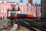 Licht und Schatten…,  eine S-Bahn der BR 481-482 schlängelt sich auf der Berliner Stadtbahn auf der Linie S 5 nach Spandau in der Höhe des Kaufhauses „ Alexa“ kurz vor der