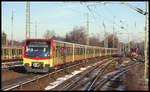 S Bahn Zug 481201 der S 7 wartet hier in Berlin Wannsee am 15.1.2002 auf seinen nächsten Einsatz.
