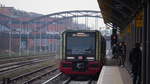 483 001 dient als Werbeträger der S-Bahn Berlin GmbH für  die Neue .