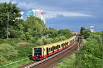 483 005 fährt als S42 von Storkower Straße kommend Richtung Landsberger Allee.

Berlin 25.07.2023